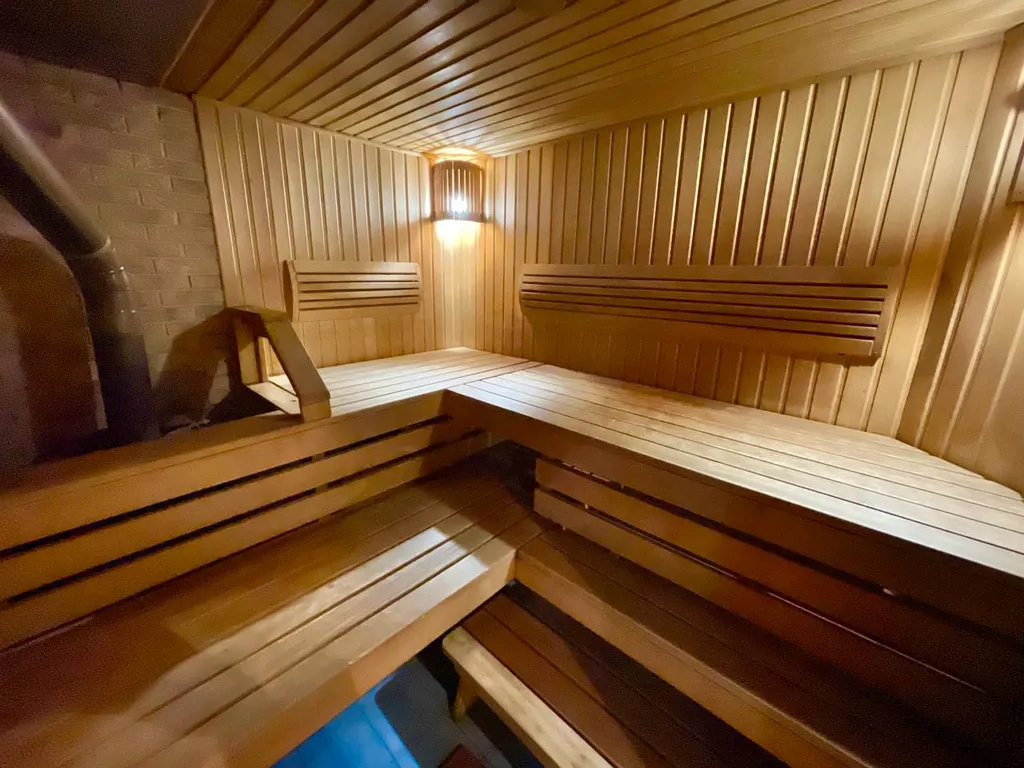 Котедж в классическом стиле с бассейном, сауной, бильярдом