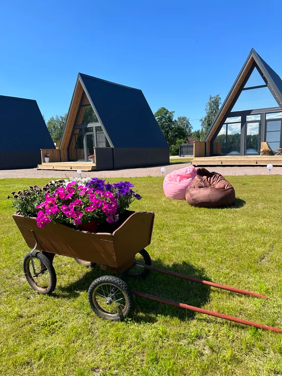 Уютный домик на берегу озера