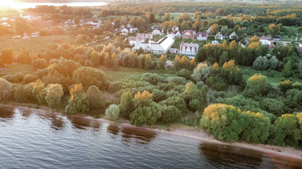 Усадьба с террасой у озера