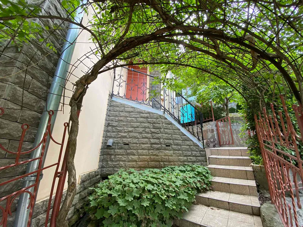 Этаж в доме со своим двором близко к морю