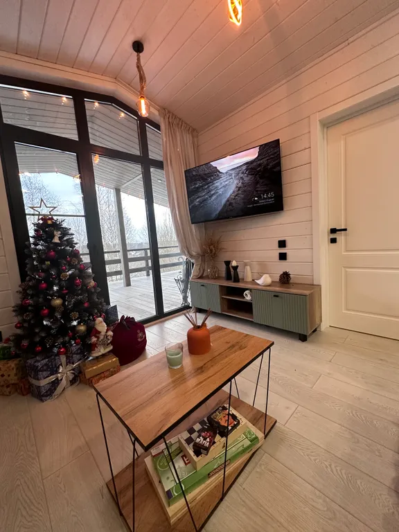 Дом в облаках у леса