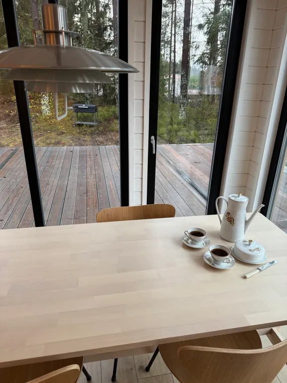 Дом в лесу рядом с озером