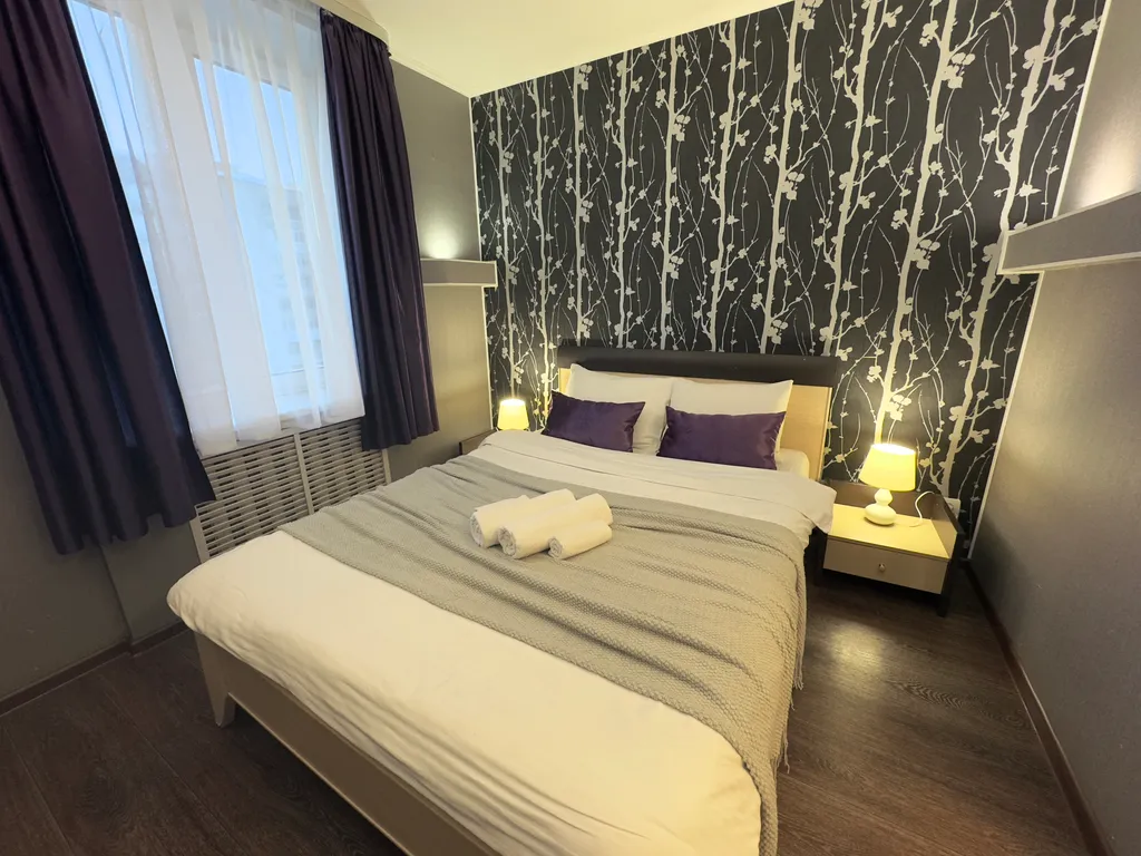 Люксовая двухкомнатная с авторским освещением