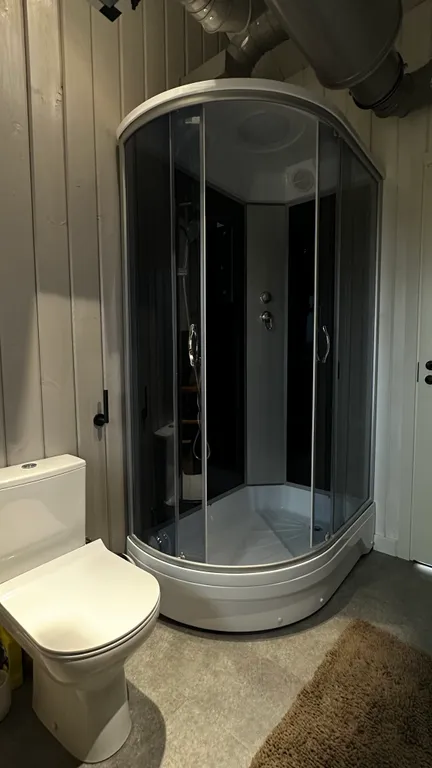 Стильный просторный дом с террасой и видом на луг