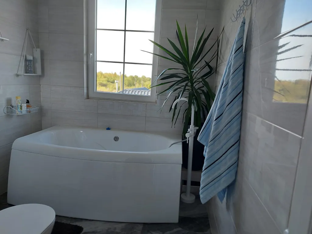 Дом с видом на море и отдельно стоящей баней.