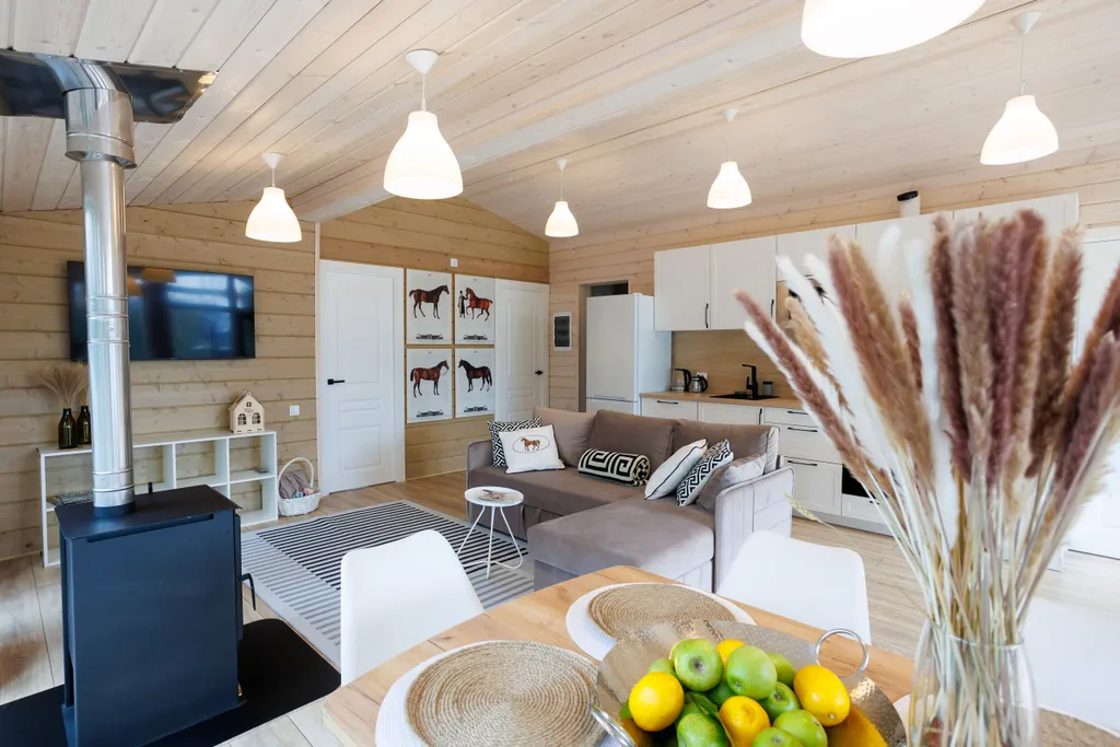 Красивый дом в ёлках