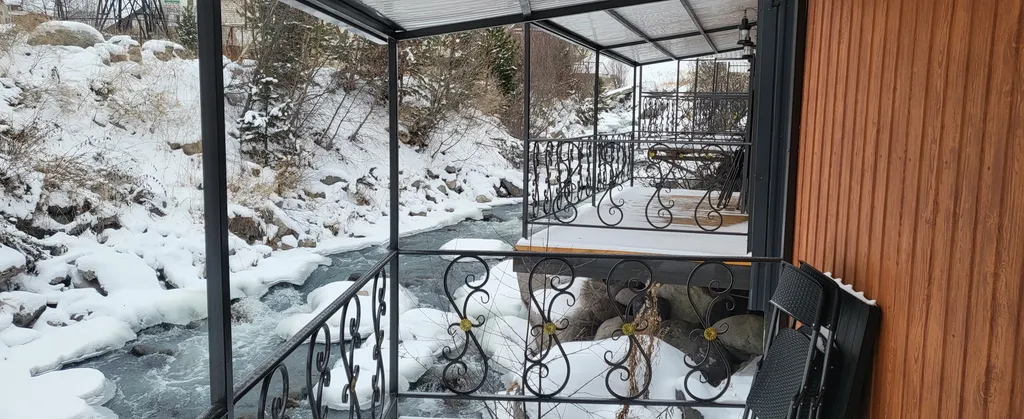 Двух этажный дом с видом на горы и реку