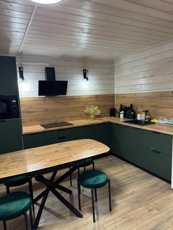 Уютный дом у реки