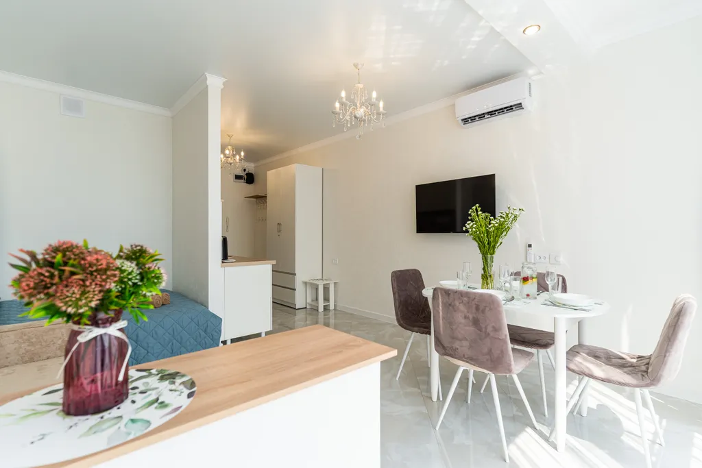 Стильная студия с потрясающим видом на море и город