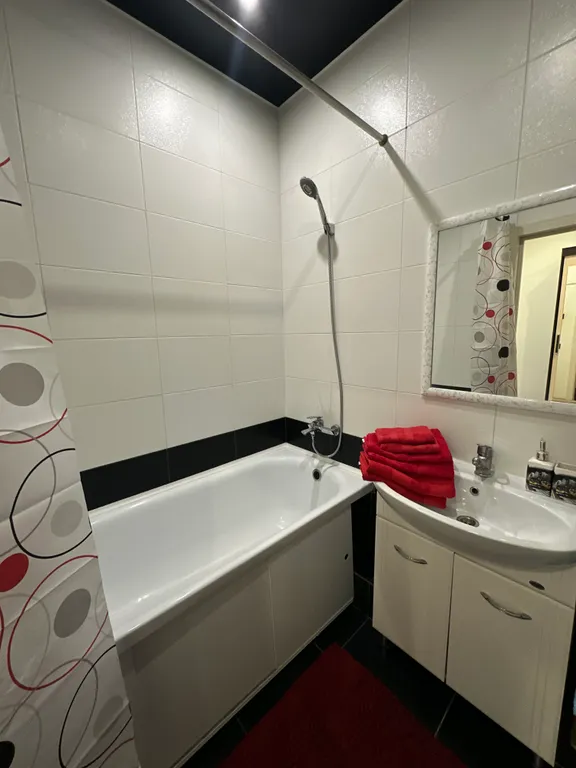 Элитный дом с живописным прудом во дворе