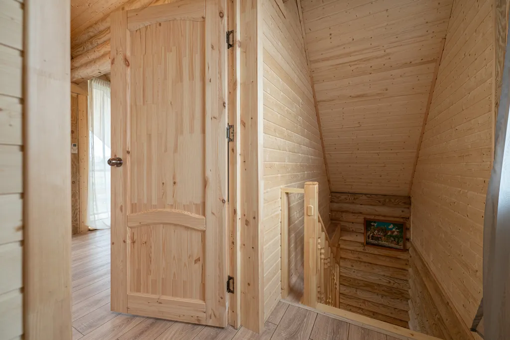 Сруб на озере