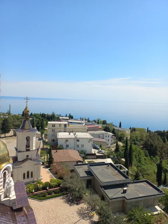 С панорамным видом на море и гору медведь (аю-даг)