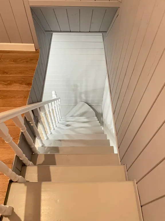 Уютный дом в окружении леса