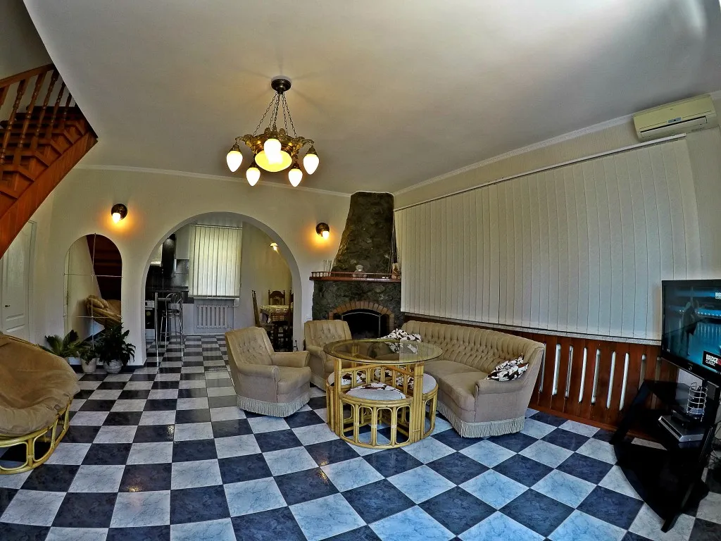 Дом в Ялте с бассейном и сауной