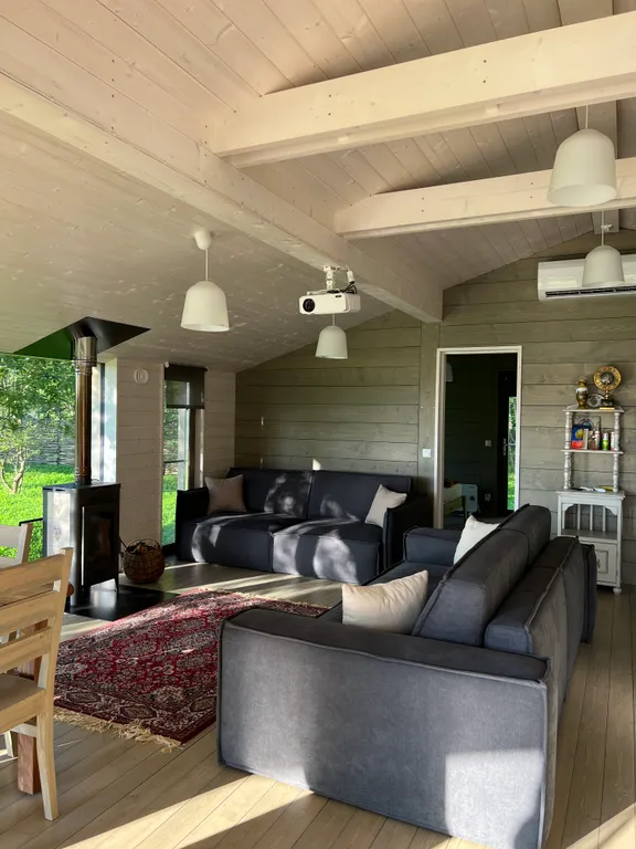 Гостевой дом среди березовой рощи с видом на поле и лес