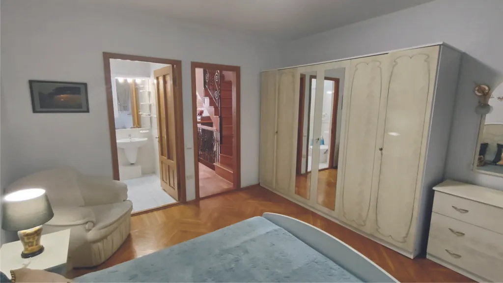 Коттедж - три этажа на берегу моря