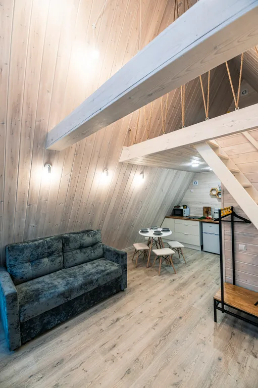 Уютный дом-шалаш в сосновом лесу