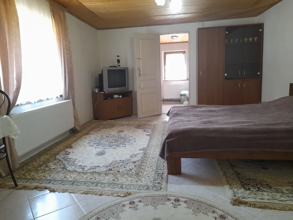 Лесной домик у реки