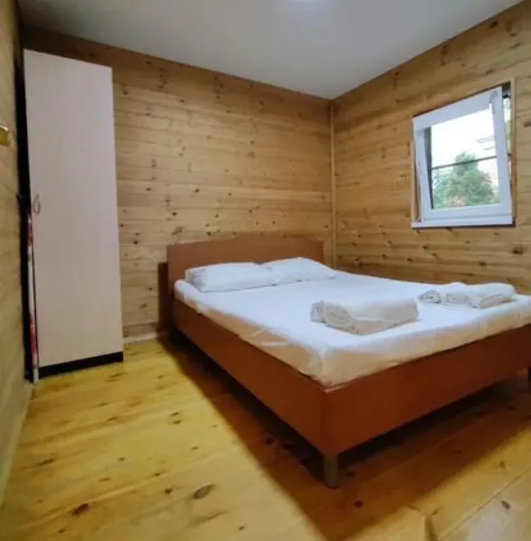 Деревянный домик у моря