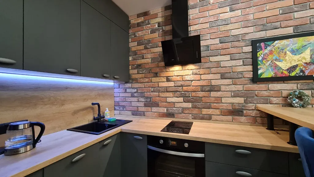 Стильная современная студия с дизайнерским ремонтом