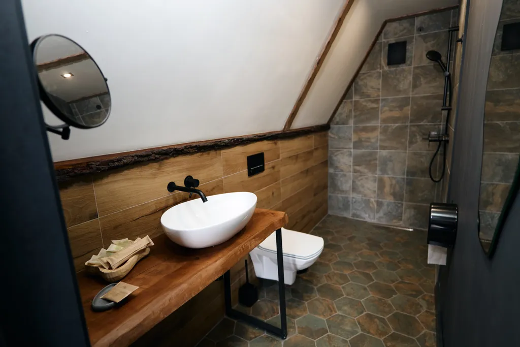 Место силы в лесу на берегу реки