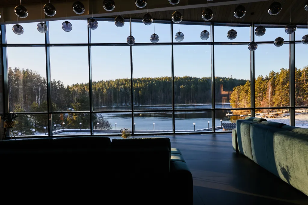 Полулюкс с кроватью размера king-size и видом на озеро