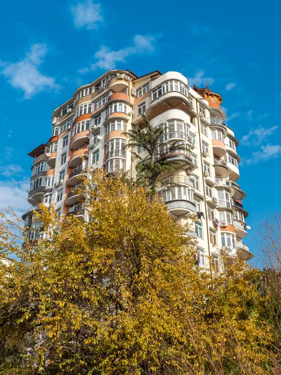 Квартира в Сочи с балконом, ровное место, вид на море, центр Хосты