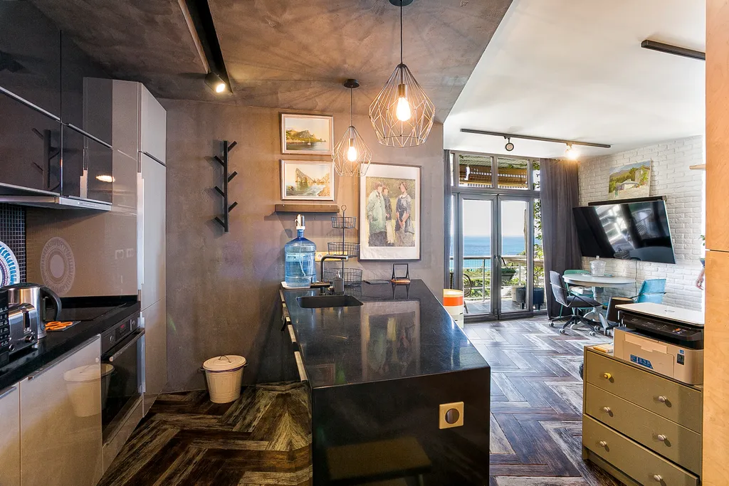 Квартира с двумя балконами и панорамным видом на море и горы