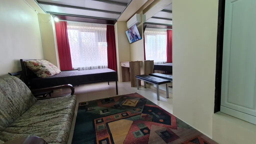 Зал и три изолированные спальни