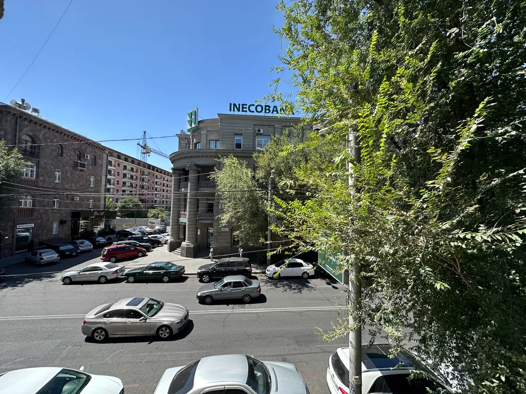 В центре под рукой все событие