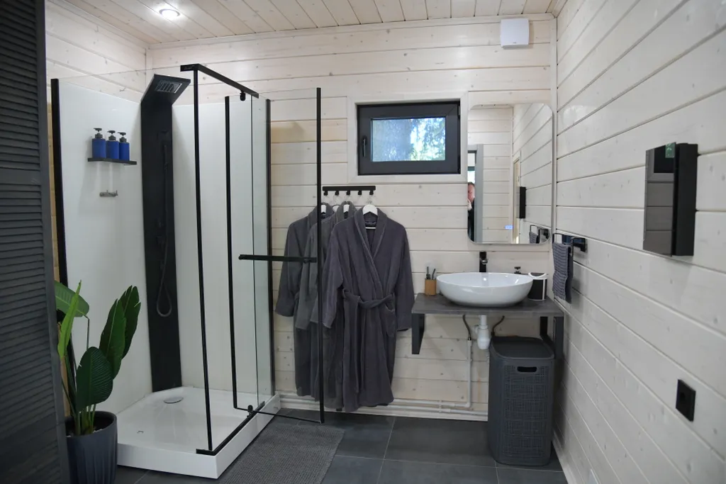 Уютный дом на живописной поляне в лесу с панорамными окнами