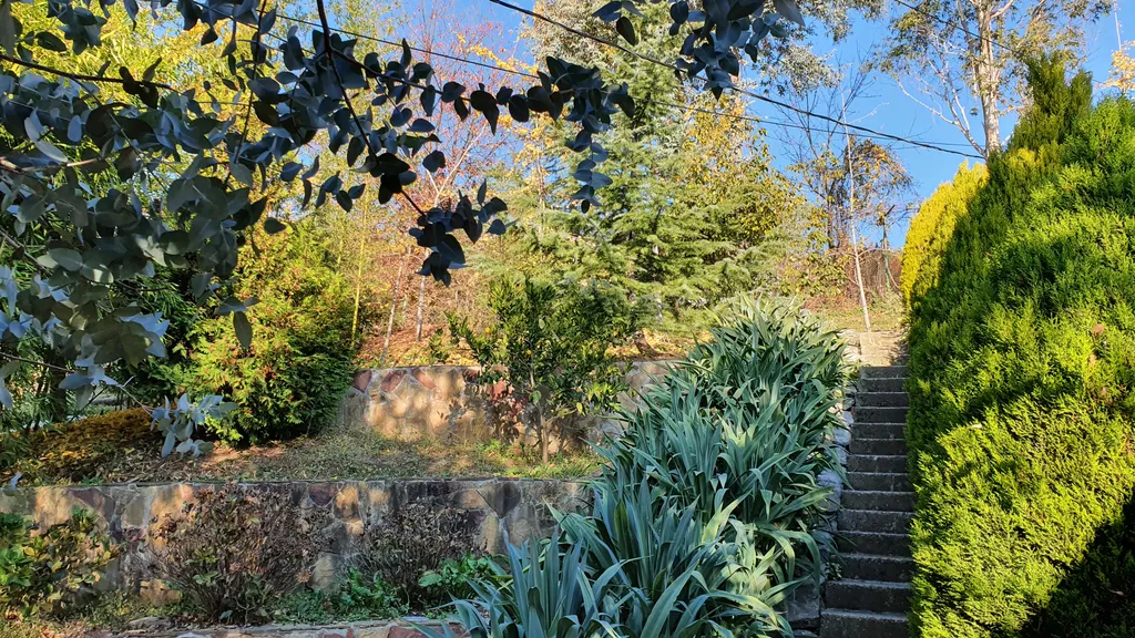 Трёхэтажный таунхаус в живописном месте с большим садом