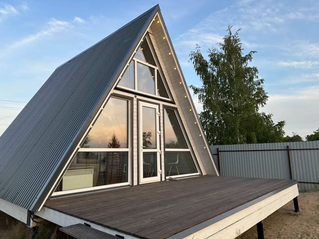 Дом в стиле A-frame на самом берегу реки