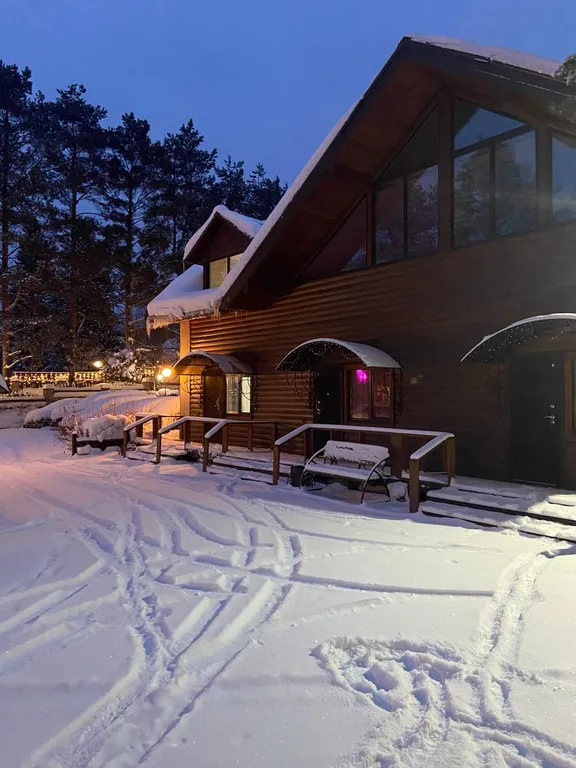 Домик на базе отдыха с бассейном