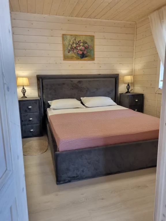 Деревянный дом в деревне дача фермера