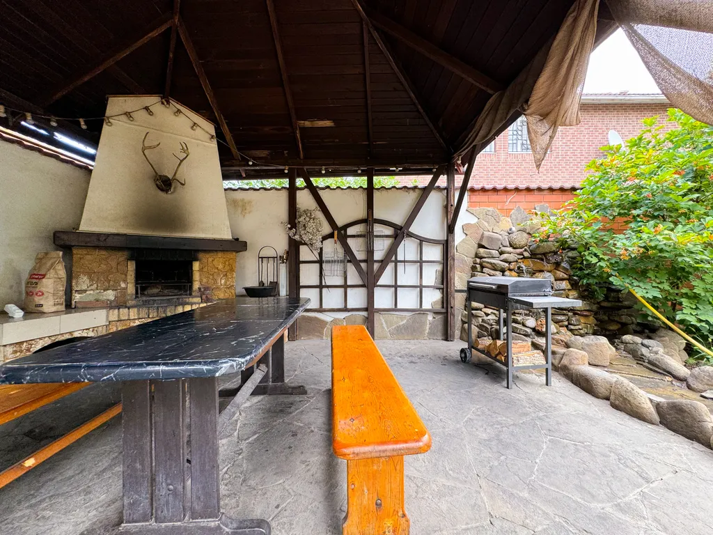 Дом с бассейном у парка Галицкого