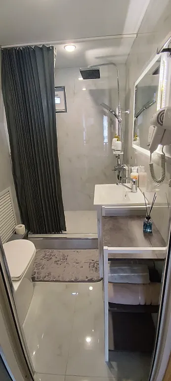 Таунхаус у озера с видом на горы