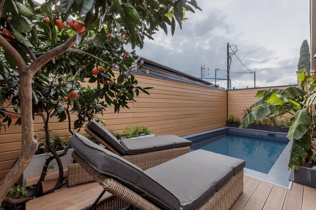 Дизайнерский трёхэтажный дом недалёко от моря