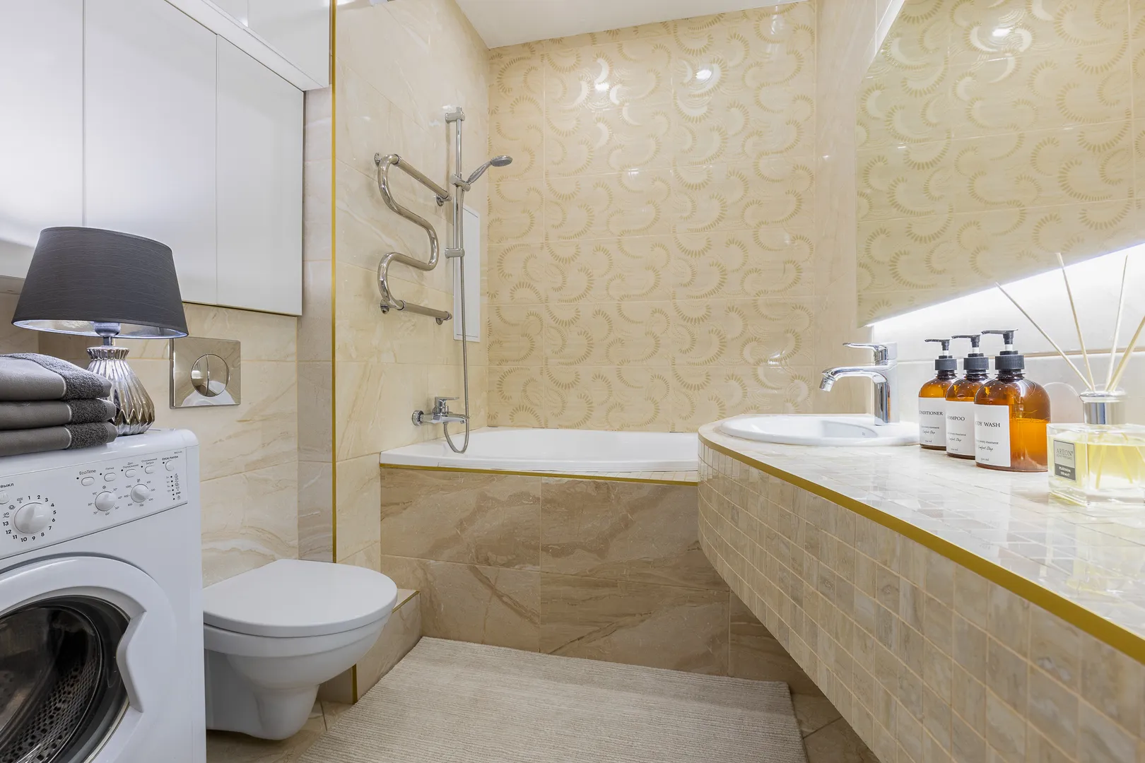 Ванная комната оснащена всеми необходимыми мелочами (Жидкое мыло, шампунь, гель душ, полотенца)