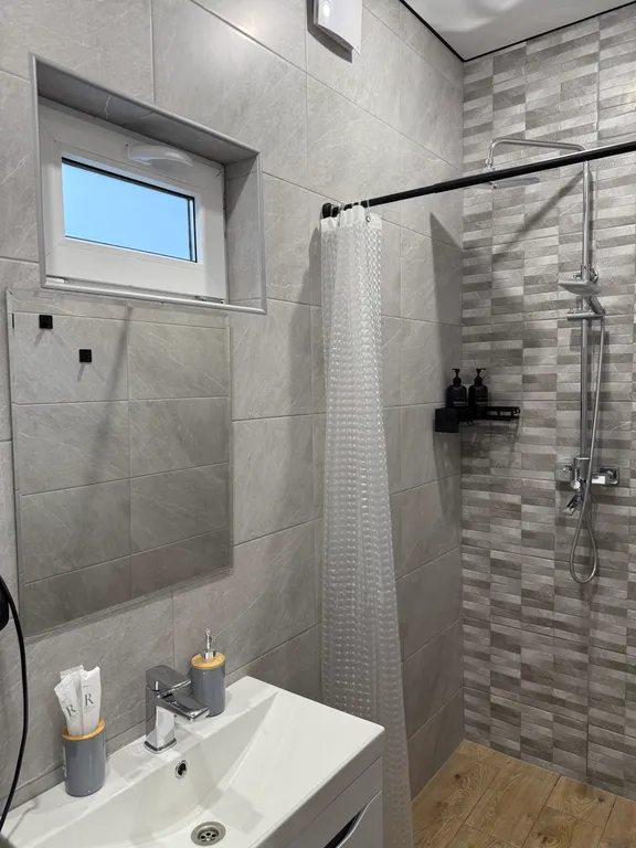 Уютный домик у реки для семейного отдыха