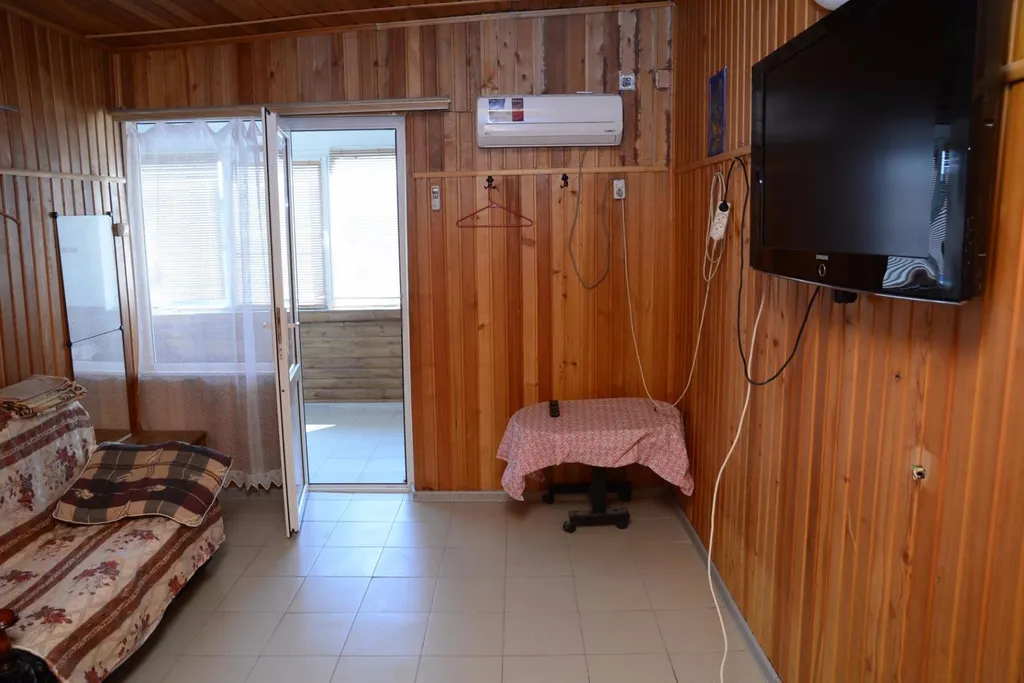 Двухкомнатный номер с балконом и видом на море в 20 метрах от него