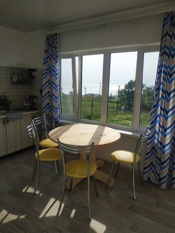 Уютный дом с кухней, на берегу моря