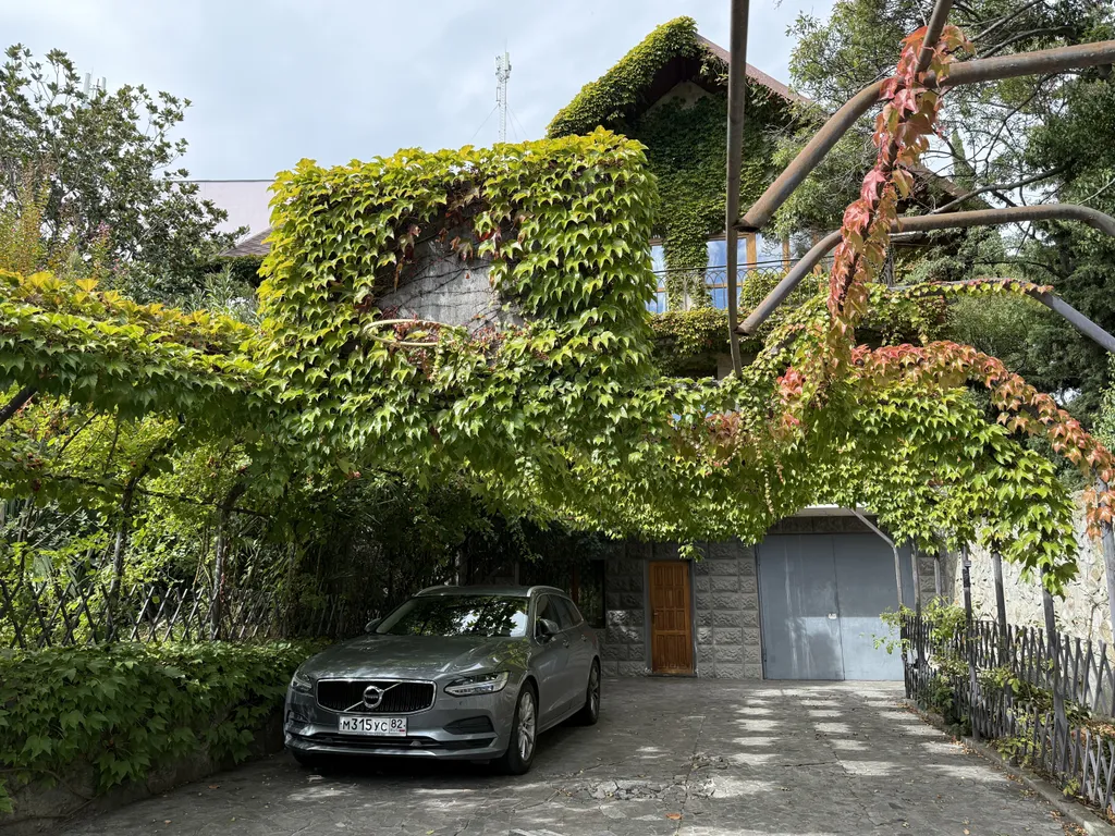 Дом с теплым бассейном у моря в Ялте