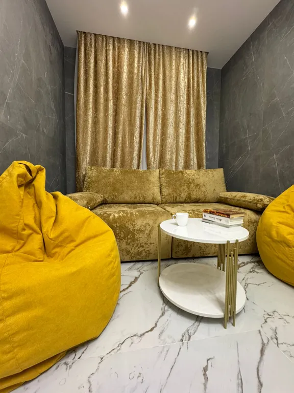 Резиденция в деревне в окружении леса