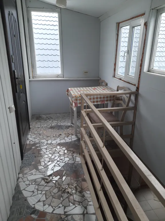 Небольшой номер с диваном на 2 этаже