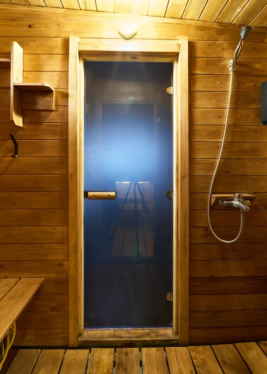 Дом в лесу у озера