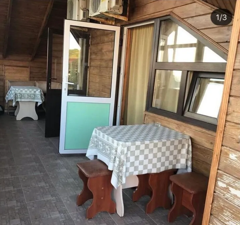 Трёхместный номер с видом на море.