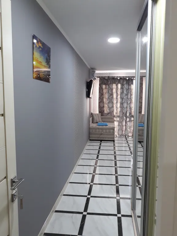 Комната в доме с балконом