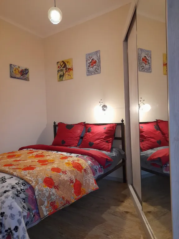 Уютная квартира у моря с видом с балкона на достопримечательности, ели и город