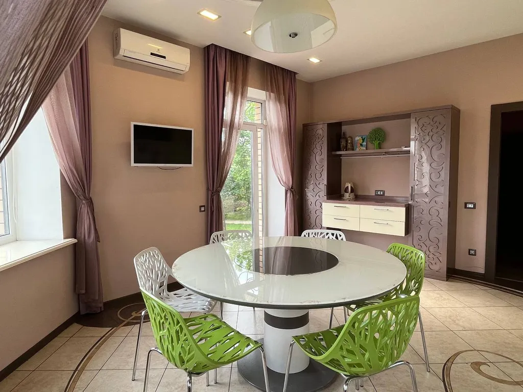 Коттедж и деревянная баня с большой комнатой отдыха